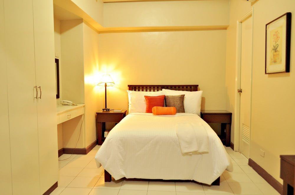 Oyo 103 Artina Suites Hotel Makati City Екстериор снимка