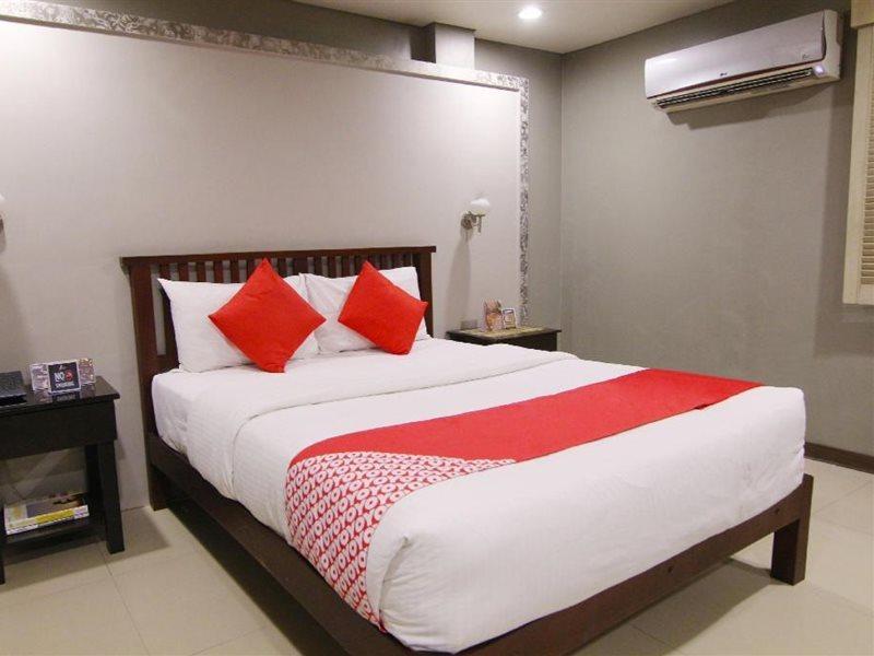Oyo 103 Artina Suites Hotel Makati City Екстериор снимка
