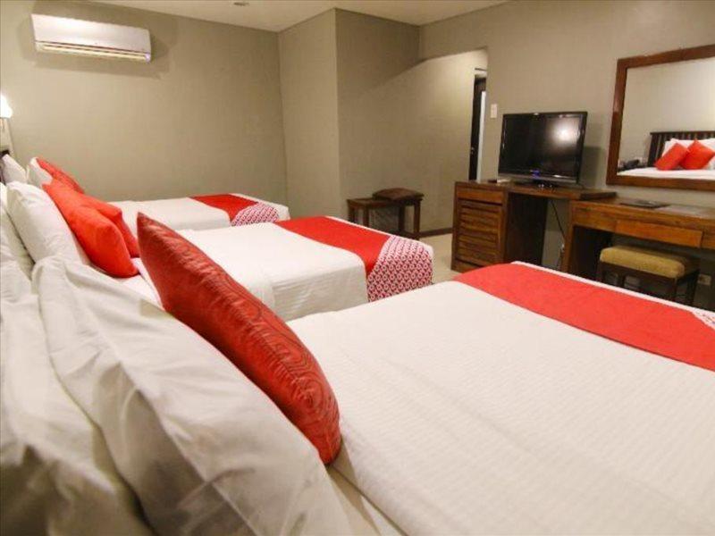 Oyo 103 Artina Suites Hotel Makati City Екстериор снимка