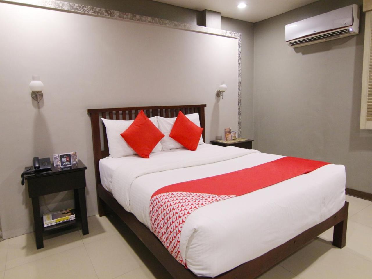 Oyo 103 Artina Suites Hotel Makati City Екстериор снимка