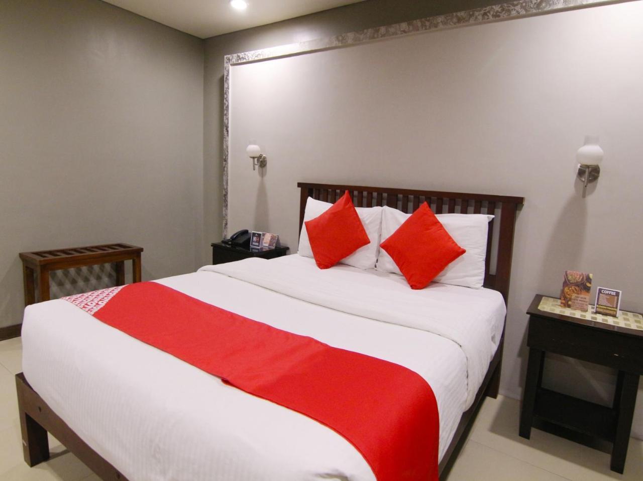 Oyo 103 Artina Suites Hotel Makati City Екстериор снимка