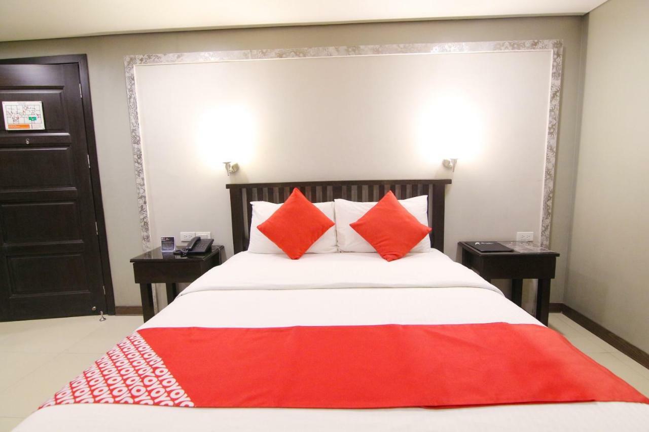 Oyo 103 Artina Suites Hotel Makati City Екстериор снимка