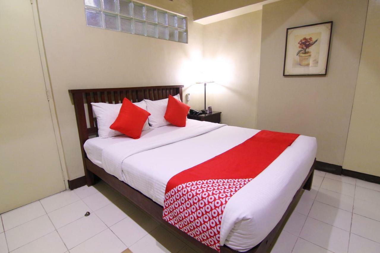 Oyo 103 Artina Suites Hotel Makati City Екстериор снимка