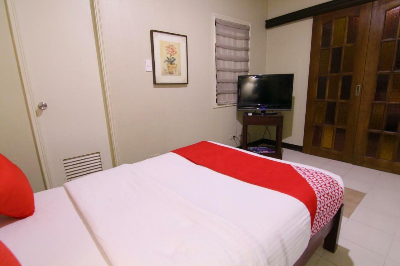 Oyo 103 Artina Suites Hotel Makati City Екстериор снимка