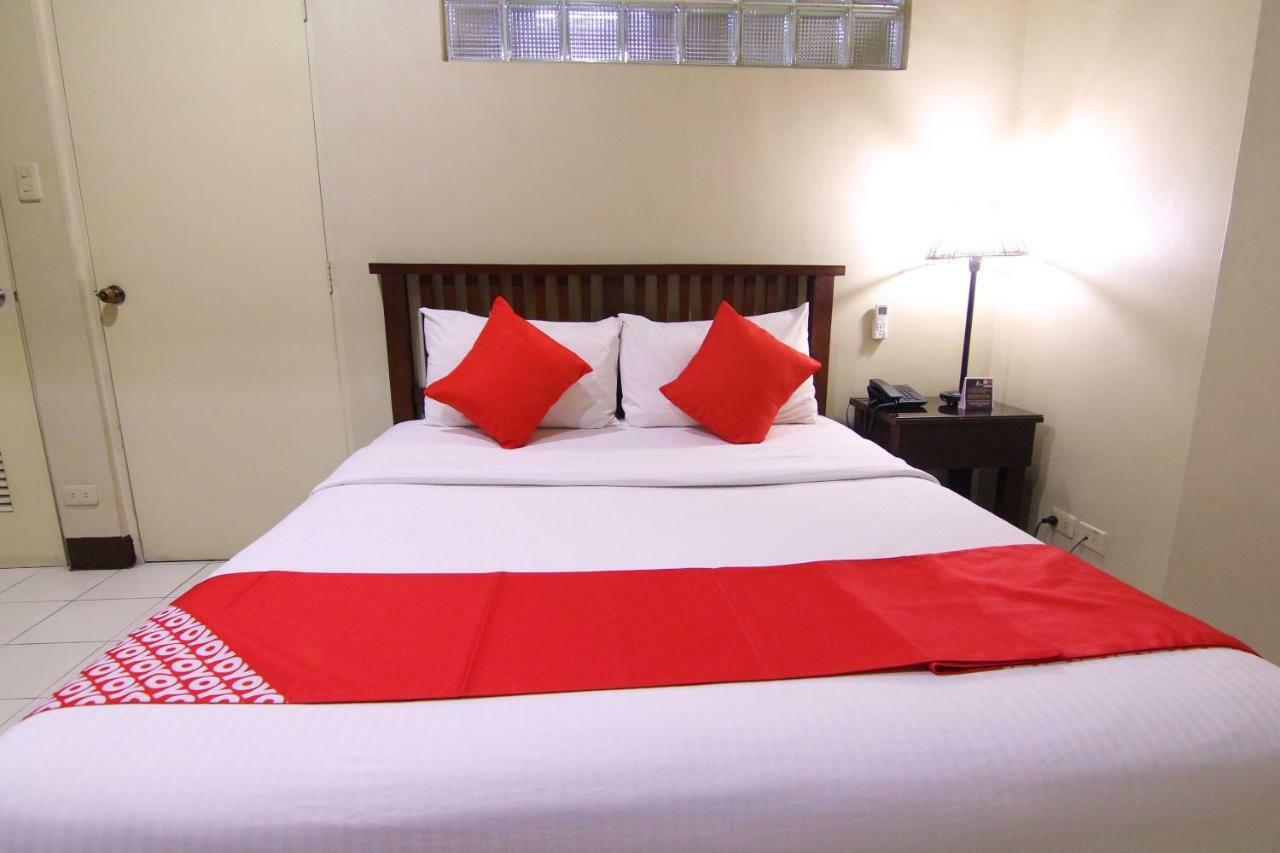 Oyo 103 Artina Suites Hotel Makati City Екстериор снимка