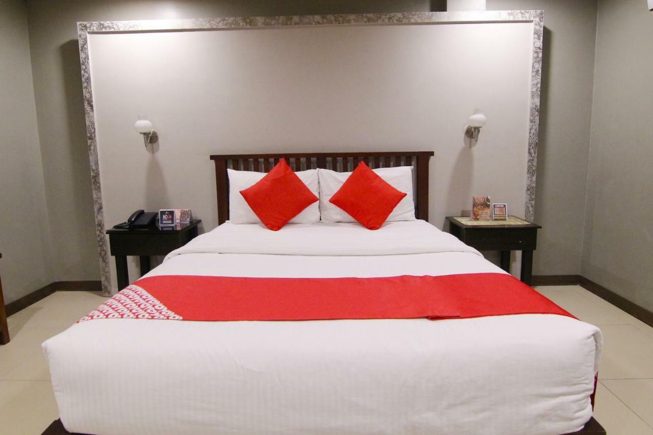 Oyo 103 Artina Suites Hotel Makati City Екстериор снимка