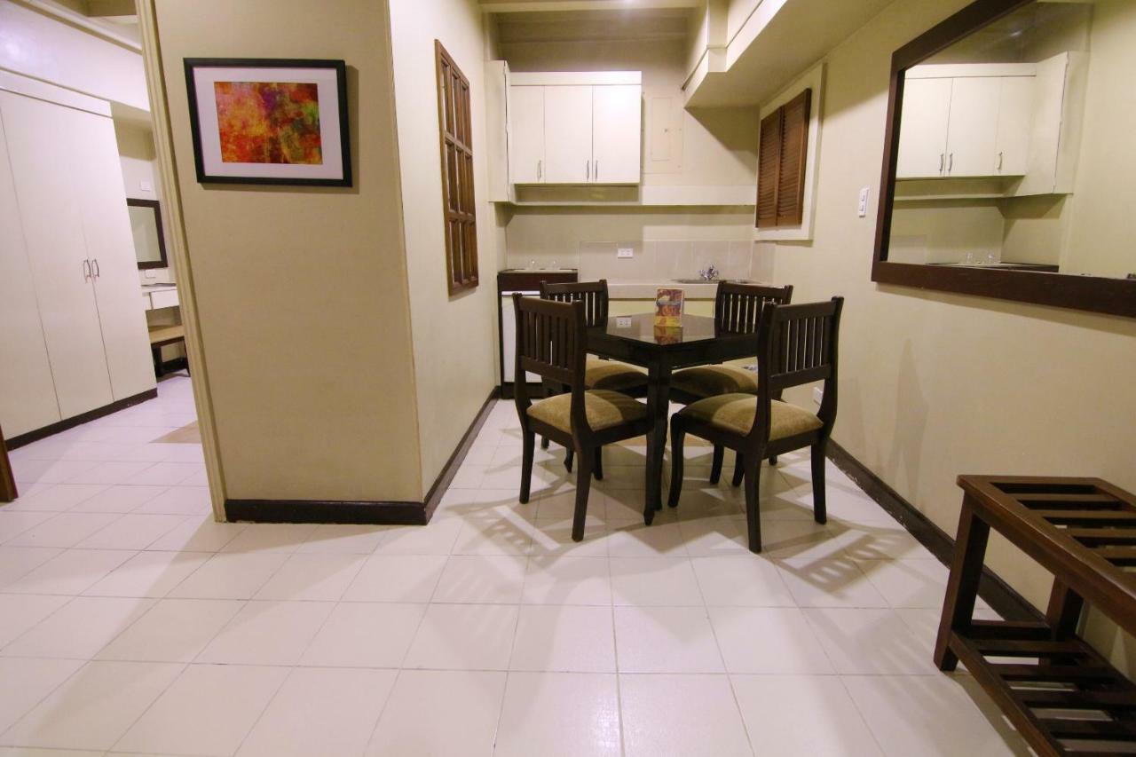Oyo 103 Artina Suites Hotel Makati City Екстериор снимка