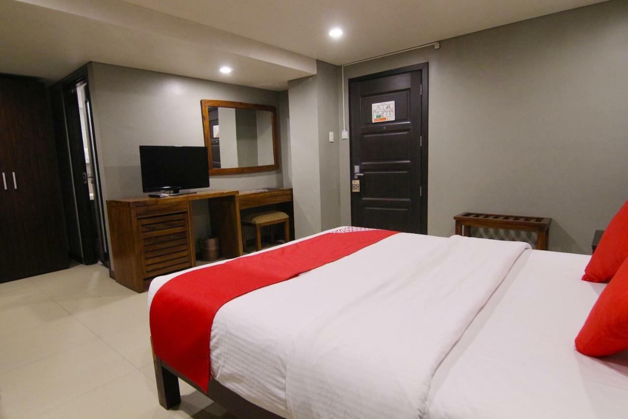 Oyo 103 Artina Suites Hotel Makati City Екстериор снимка