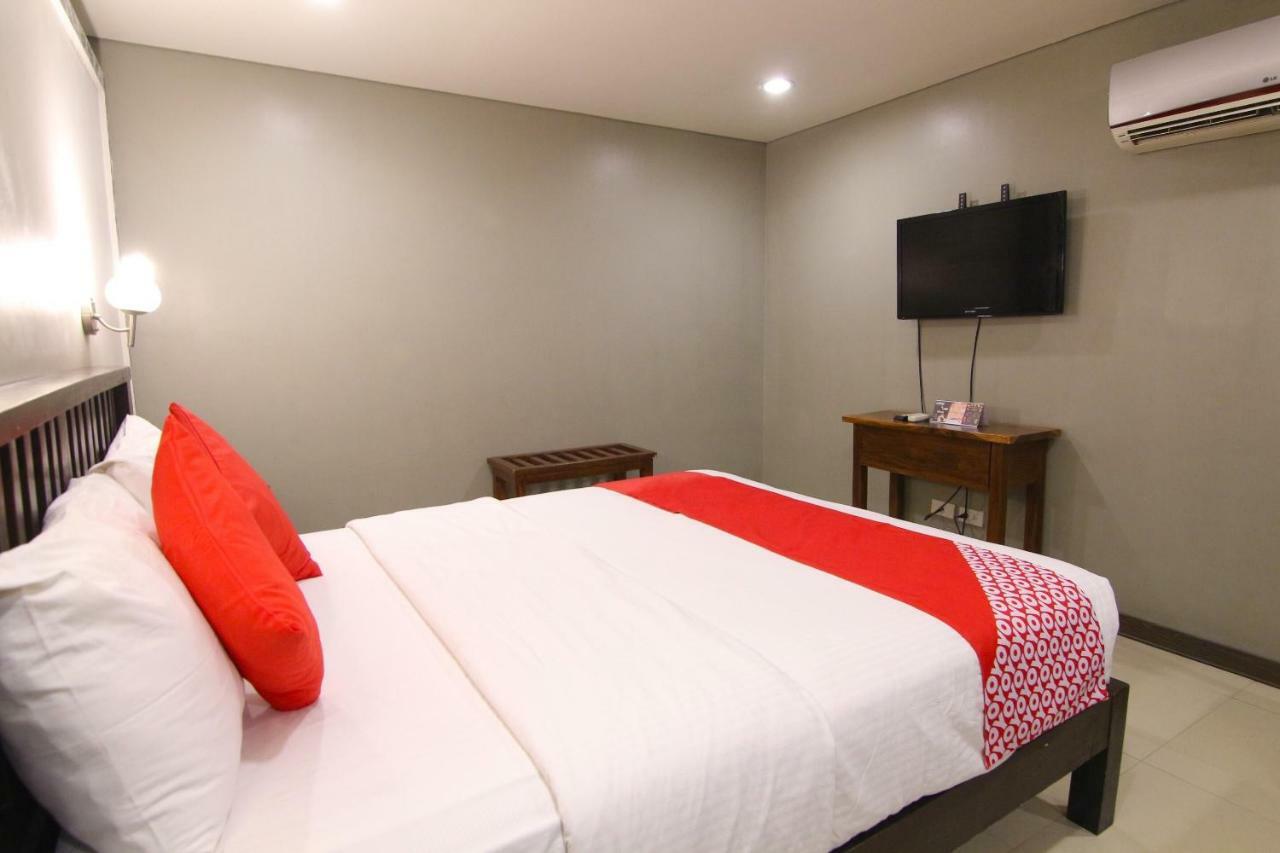 Oyo 103 Artina Suites Hotel Makati City Екстериор снимка