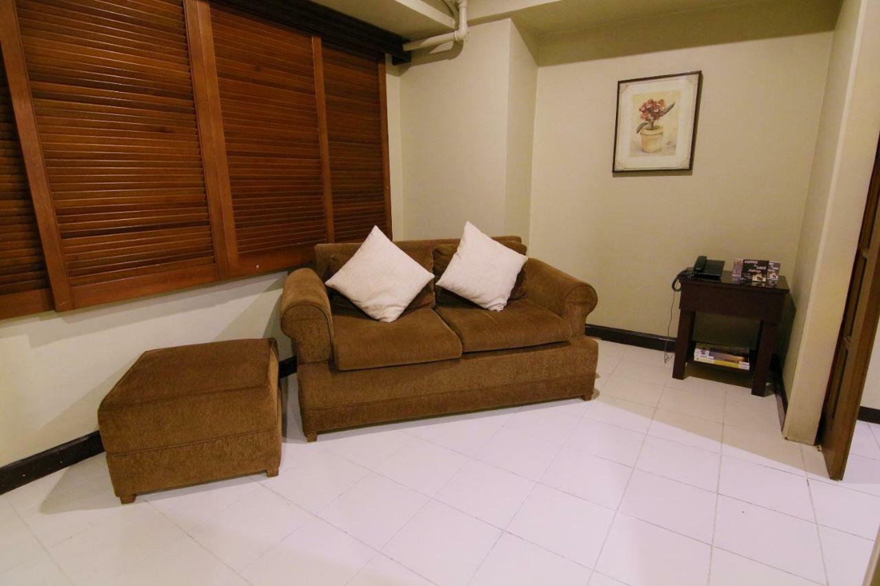 Oyo 103 Artina Suites Hotel Makati City Екстериор снимка